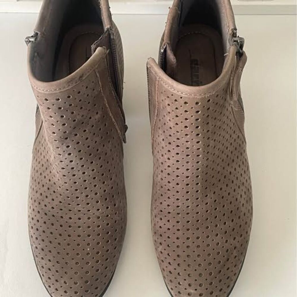 Shoes women’s boots size US 6